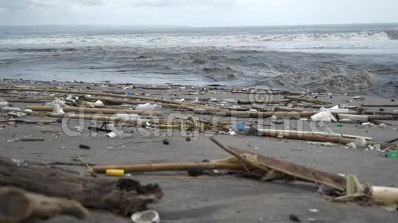 海洋上的垃圾热带海洋海滩的污染视频的预览图