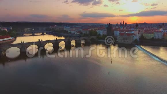 早上可鸟瞰布拉格市和维塔瓦河视频的预览图