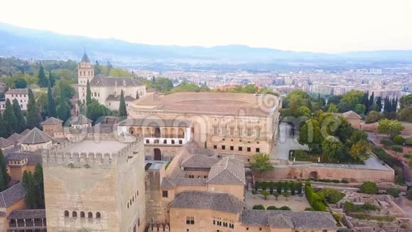 阿尔罕布拉西班牙安达鲁西亚格拉纳达的宫殿和堡垒日出无人机的空中录像相机里特视频的预览图