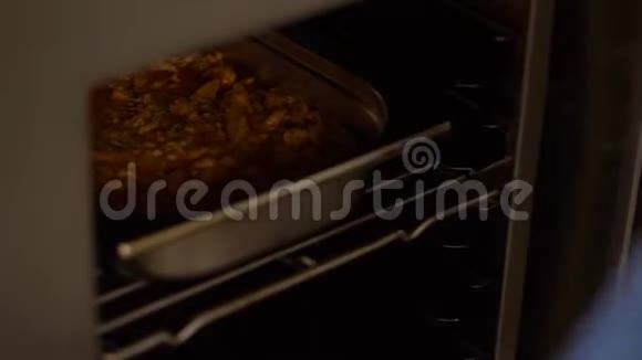 厨师手拿肉烤在烤箱里烘炉煮肉过程视频的预览图