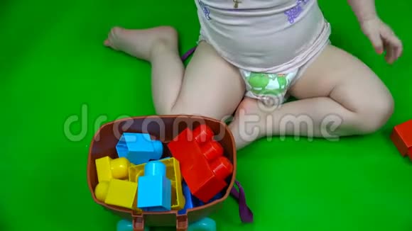 婴儿在一辆玩具车里收集五颜六色的立方体视频的预览图
