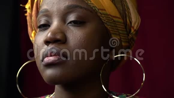 黑眼睛的非洲女人戴着金色耳环身着国服动作缓慢视频的预览图