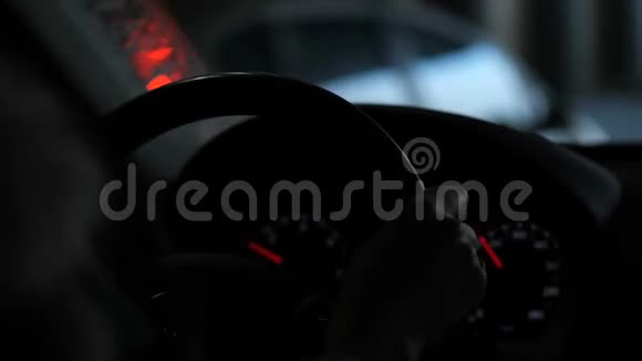 特写汽车仪表盘方向盘女手在开车4K慢慢视频的预览图