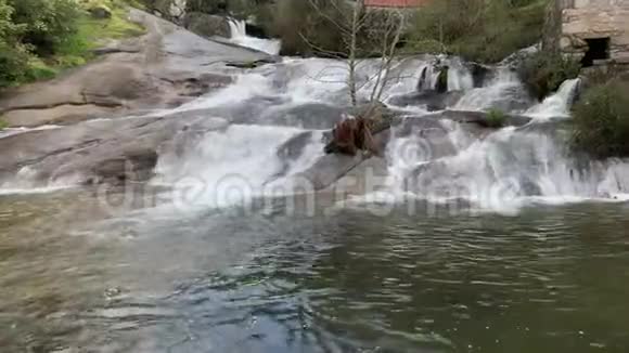 美丽的瀑布有古老的石水坑慢动作视频的预览图