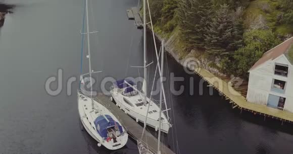 峡湾码头木制平台游艇上的游艇棚视频的预览图