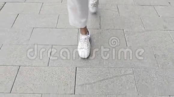 在街上行走的女性腿视频的预览图