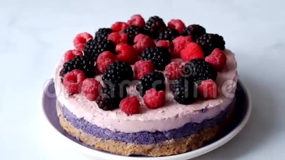 新鲜的纯素蛋糕和浆果覆盆子和蓝莓视频的预览图