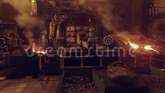 冶金厂铸造厂动丸高炉明火及红热金属视频的预览图