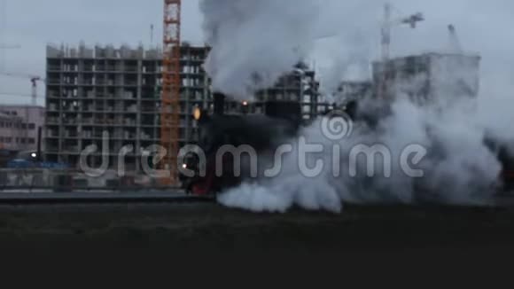 蒸汽火车在烟雾和蒸汽中通过视频的预览图