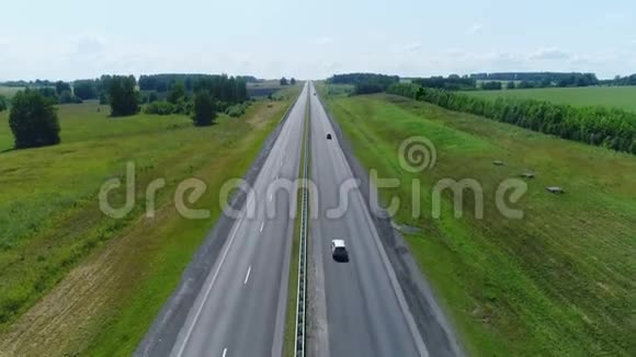 空中观景卡车沿着公路行驶视频的预览图
