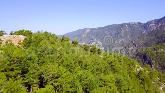 瞰美丽青山风光剪辑美丽的山谷天空背景上有绿色的覆盖道路视频的预览图