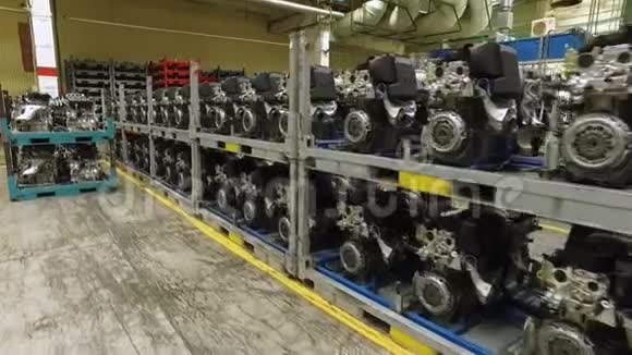 准备好的汽车发动机站在现代汽车厂车间的货架上移动镜头视频的预览图