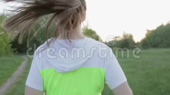 胖女孩正在接受自然训练女人跑步燃烧额外的卡路里视频的预览图