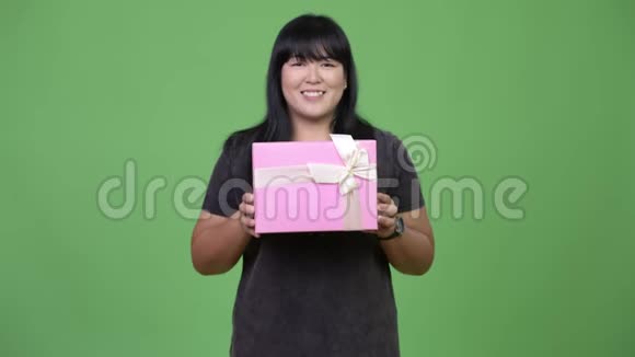 快乐超重亚洲女人送礼品盒视频的预览图