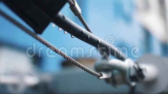 与钢缆连接框架金属零件的特写视频的预览图