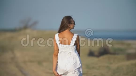 穿着白色裙子的女人视频的预览图