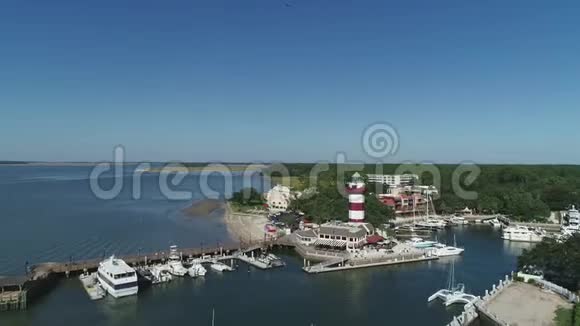游艇俱乐部海湾的鸟瞰图视频的预览图