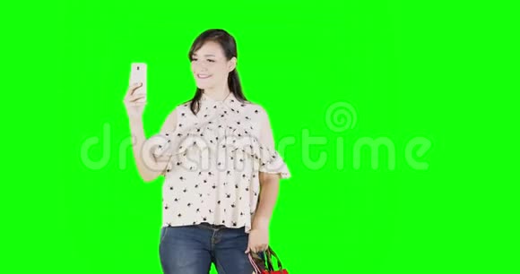 带着购物袋的女人自拍照片视频的预览图