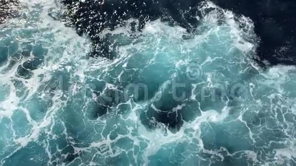 波浪与泡沫后面的船缓慢运动水中波浪的图案游轮水面尾流景观视频的预览图
