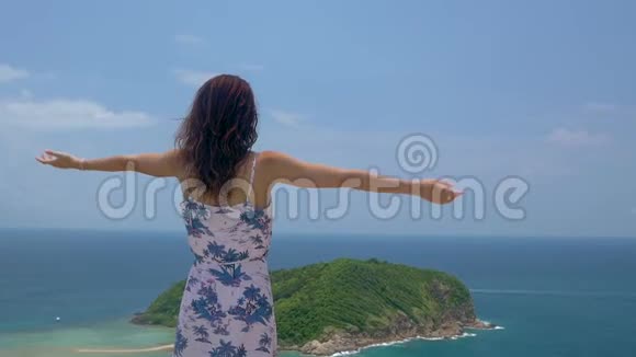 年轻的女游客站在美丽的海湾景观的角度视频的预览图
