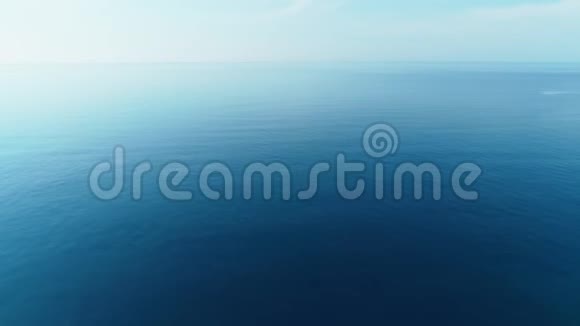 海的背景飞过青绿色的水面飞过平静的海面旅行概念视频的预览图