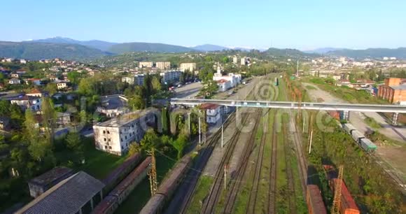 与铁路一起俯瞰城市景观视频的预览图