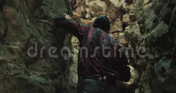 带着斧头的长胡子徒步旅行者爬上沙漠槽峡谷喀尔巴阡山脉自然研究旅游山区视频的预览图