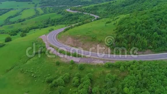 美丽的山路公路在山上空中草地视频的预览图