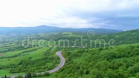 美丽的山路公路在山上空中草地视频的预览图