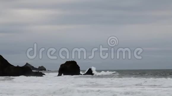 海浪冲击海岸边的岩石与上空视频的预览图