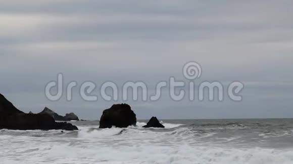 海浪冲击海岸边的岩石与上空视频的预览图