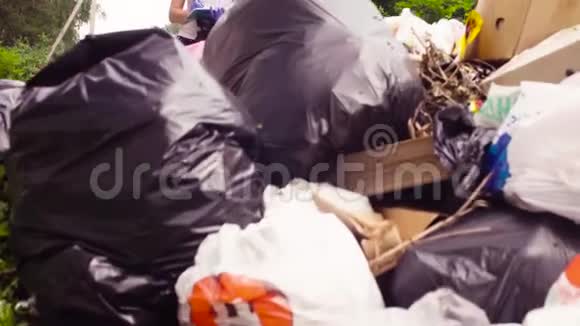 生态学家站在垃圾场附近写作视频的预览图