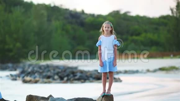 可爱的小女孩在热带加勒比海岛的狂野异国海滩视频的预览图