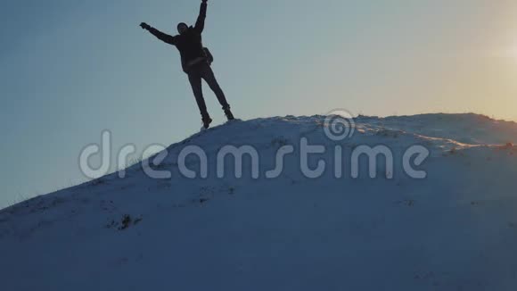成功胜利赢商旅理念攀岩者喜欢跳在山顶上雪冬视频的预览图