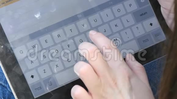 女性手指在平板电脑虚拟键盘上打字女孩用手指触摸虚拟键盘形成一个数字键盘视频的预览图