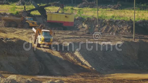 装载的采矿自卸卡车离开小山视频的预览图