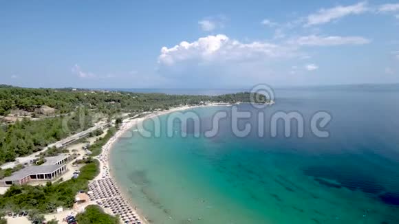 在希腊的PefkohoriHalkidiki空中观赏长而田园的绿松石海滩通过无人机向前移动视频的预览图