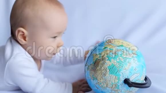 可爱的小宝宝玩地球仪声音包括视频的预览图