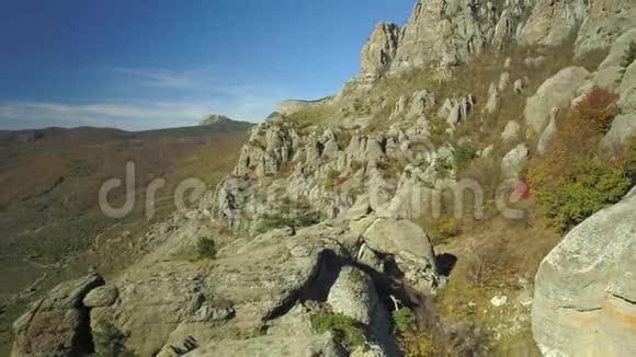 岩石峭壁的鸟瞰图射击落基山脉和树木视频的预览图