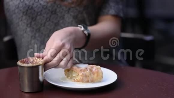 在咖啡厅用手机制作食物照片的美女视频的预览图