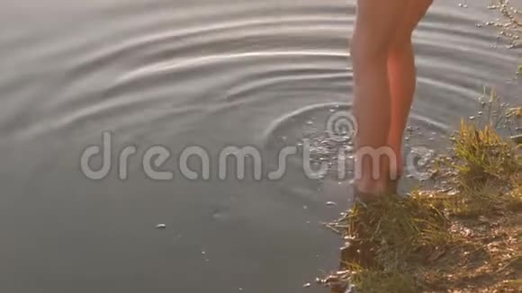孩子从湖里出来特写腿视频的预览图