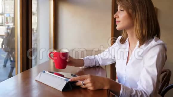 优雅的商务女性在咖啡馆喝咖啡视频的预览图