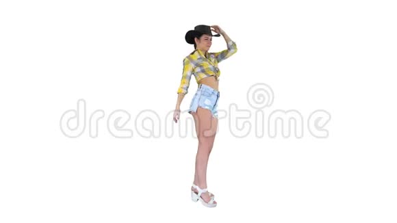 年轻的牛仔女孩在白色背景上跳舞视频的预览图