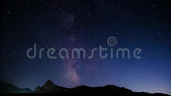 从山谷上空模糊的夜星辰的时间流逝视频的预览图