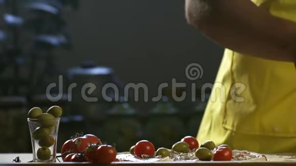 年轻的厨师在比萨HD100fps上倒酒视频的预览图