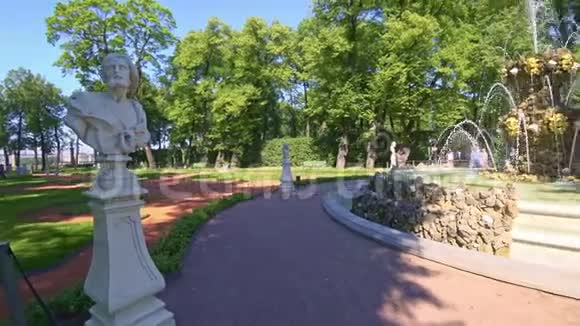 俄罗斯圣彼得堡的喷泉古玩雕像和夏日花园视频的预览图