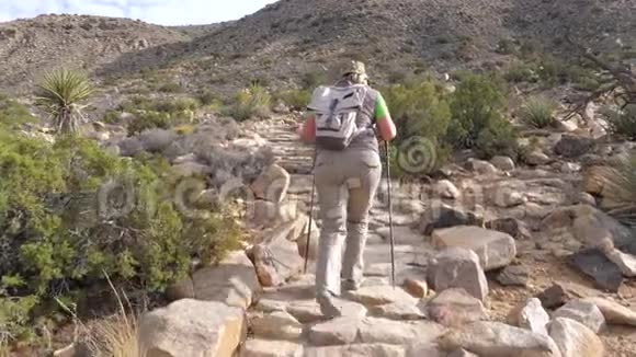 女游客上山在小径上使用马车后景视频的预览图