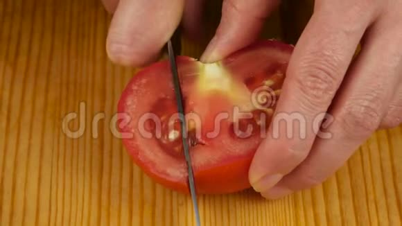 女人在砧板上切番茄做沙拉或榨汁健康的食物和节食的概念4K视频的预览图