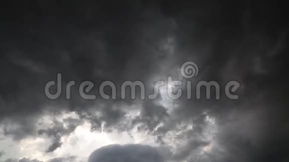 美丽的云景与大建筑灰色戏剧性的雨云和高风天空中的大气现象视频的预览图
