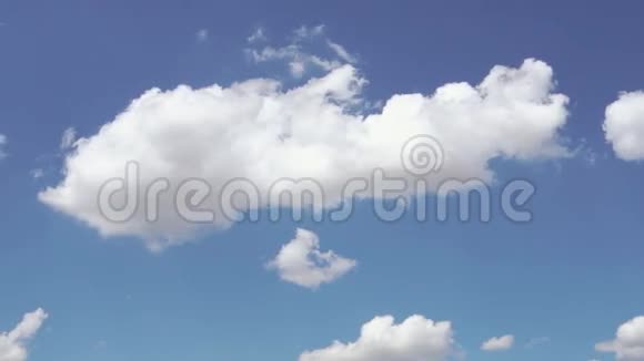 云浮在天空视频的预览图
